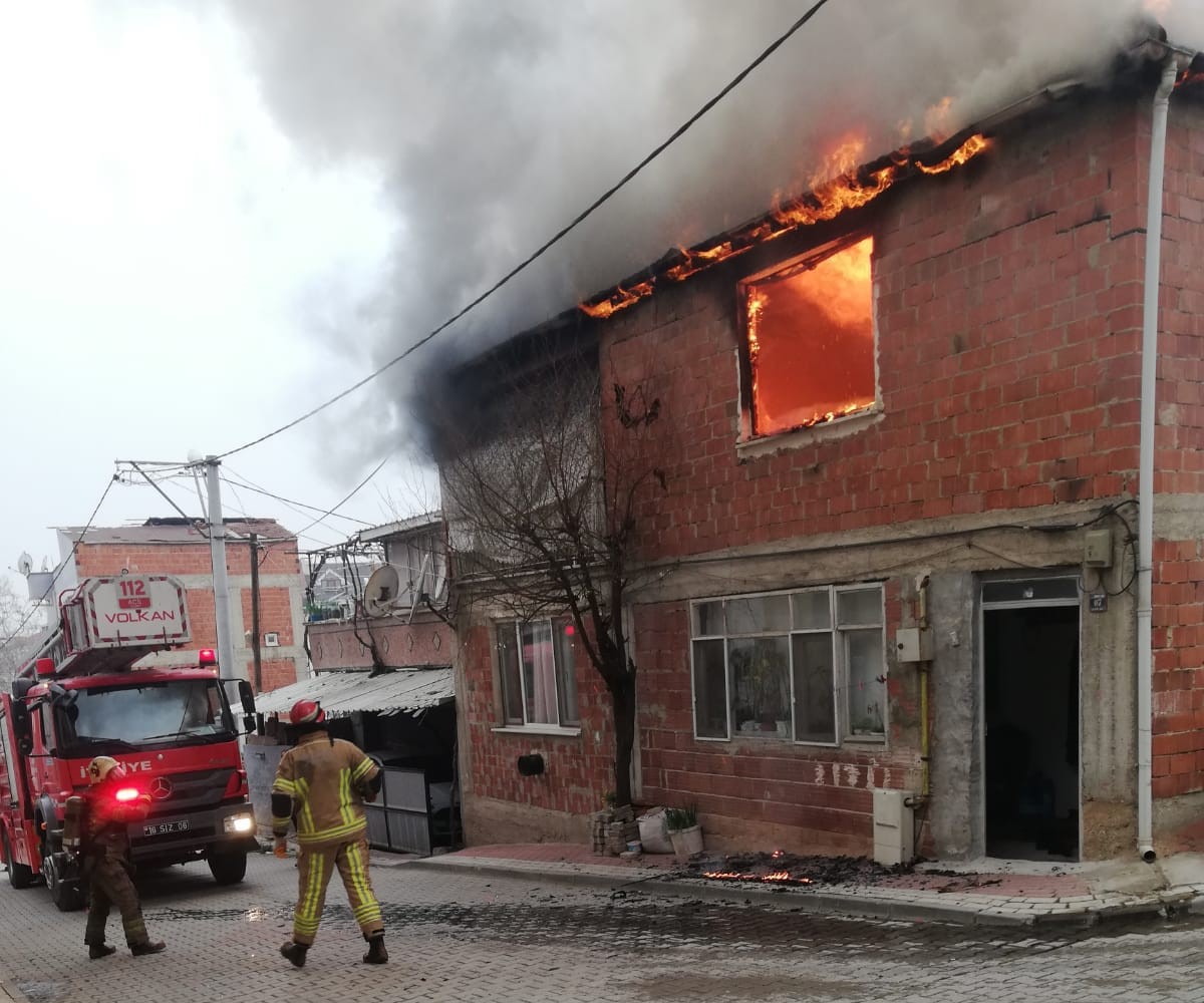 Bursa İnegölde 2 Katlı Bina Alev Alev Yandı