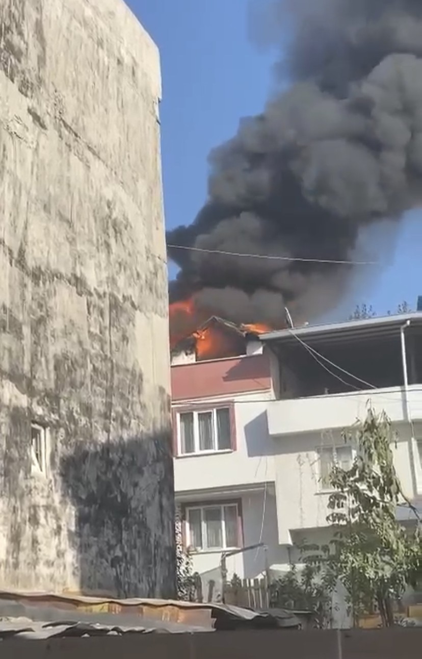 Bursada 2 Katlı Evin Çatısı Alev Alev Yandı