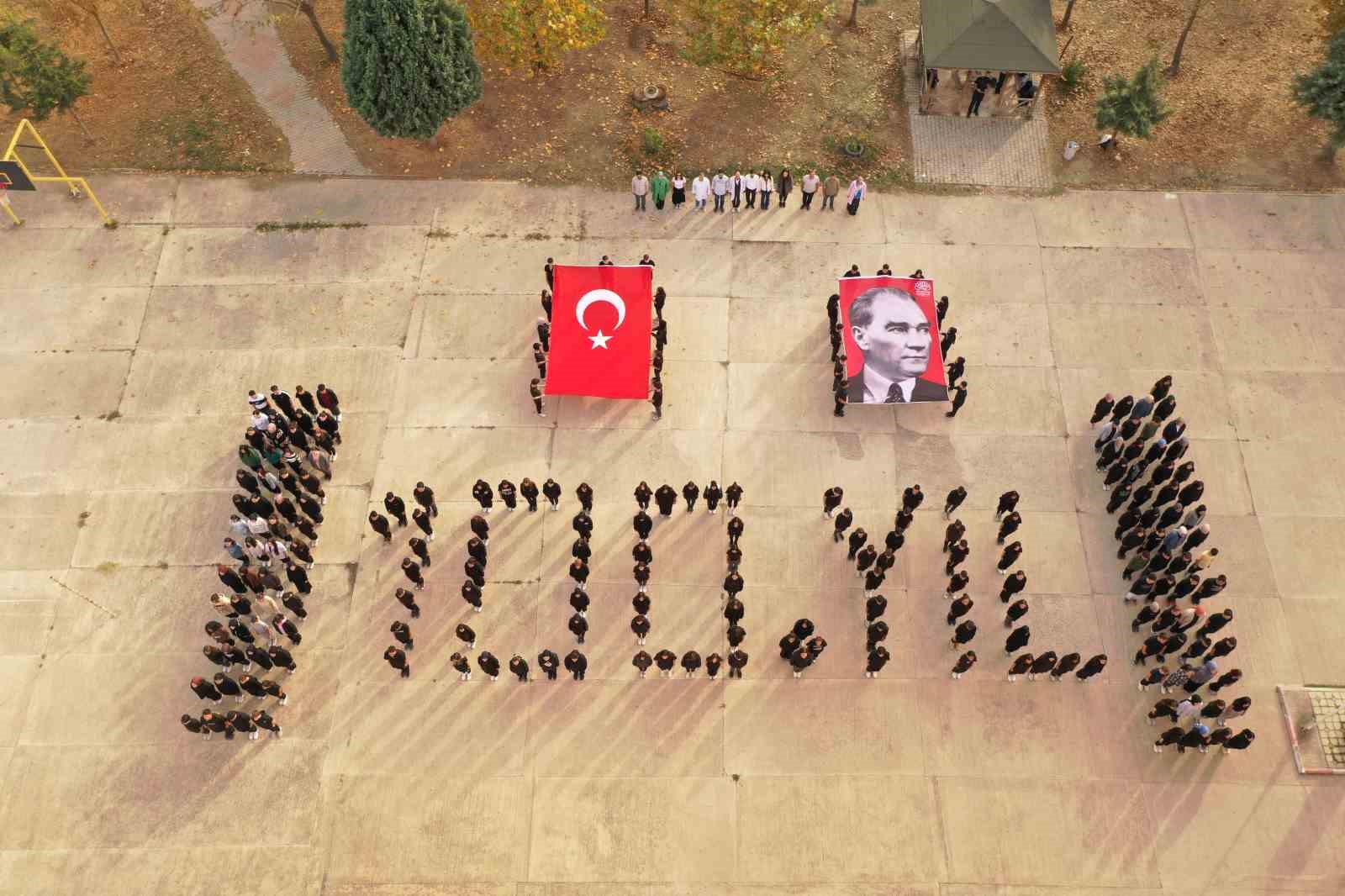 Bursada 230 Öğrenciden 100. Yıl Koreografisi