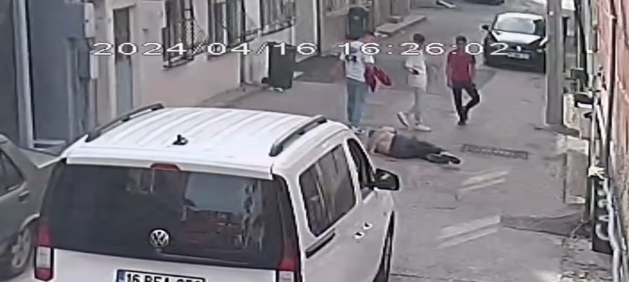 Bursada 3 Genç Tartıştıkları Kişiyi Öldüresiye Dövdü