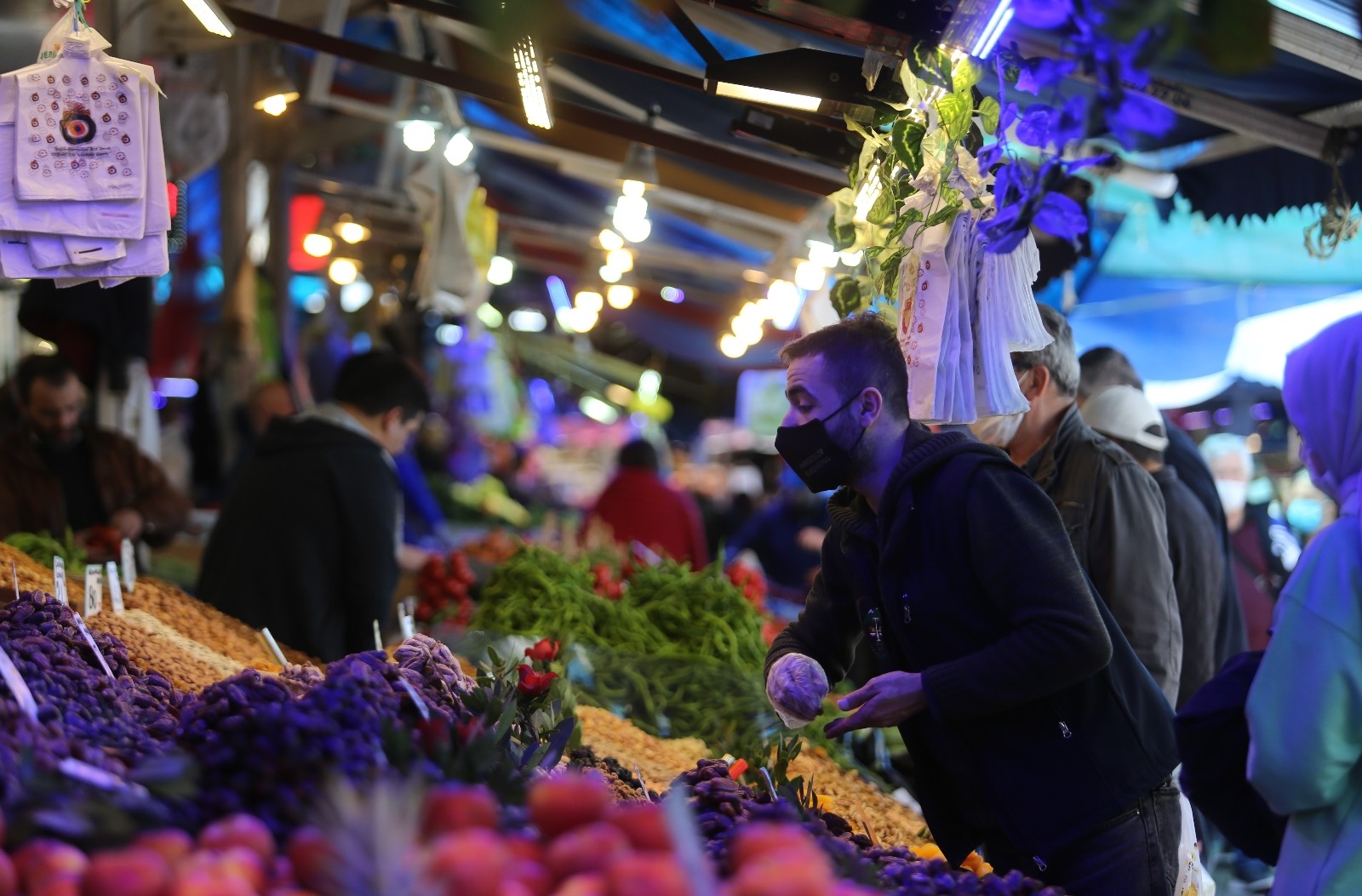 Bursa'da 3 Günlük Kısıtlama Öncesi Vatandaşlar Pazarlara Akın Etti