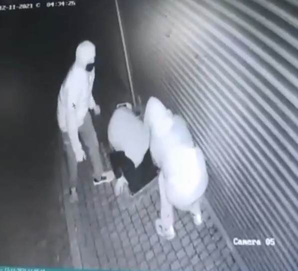 Bursa'da 3 Hırsızın Kepengi Kırarak Dükkana Girme Anları...