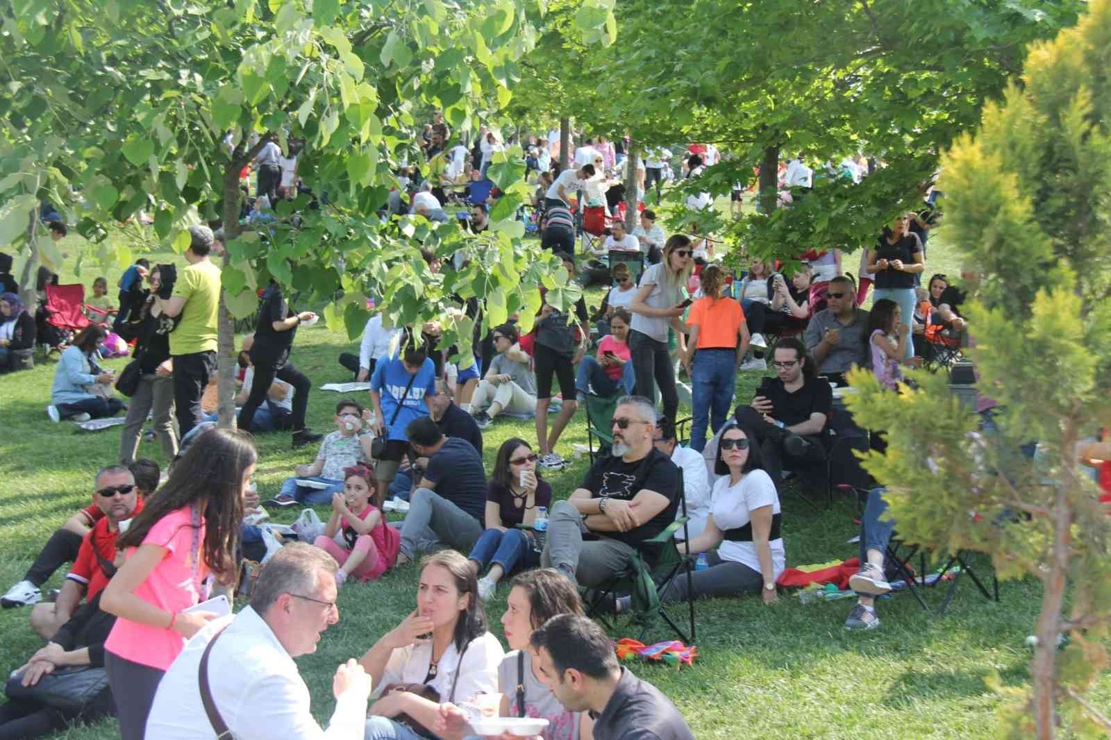 Bursada 30 Bin Kişinin Katılımıyla Bahar Ve Spor Şenliği