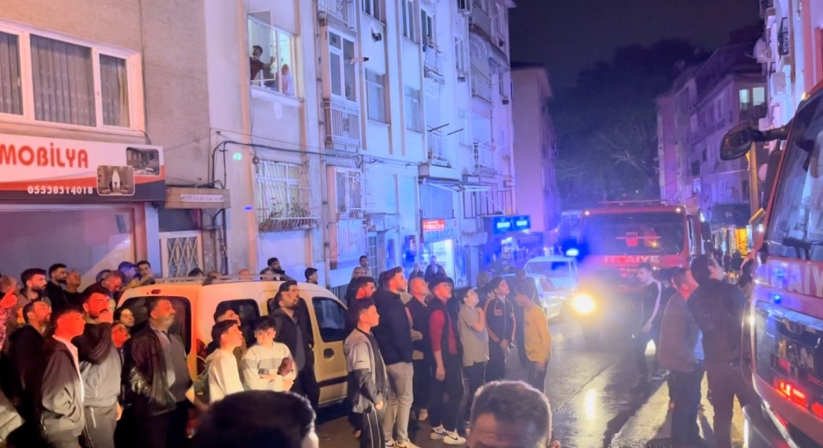 Bursada 5 Katlı Apartmanın Çatı Katı Alev Alev Yandı