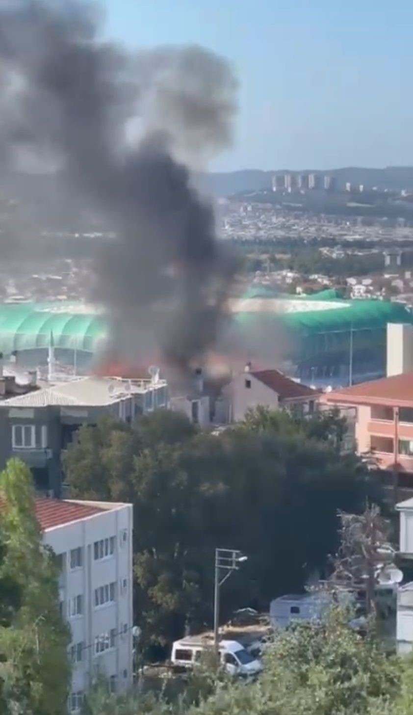 Bursada 5 Katlı Apartmanın Çatısı Alev Alev Yandı