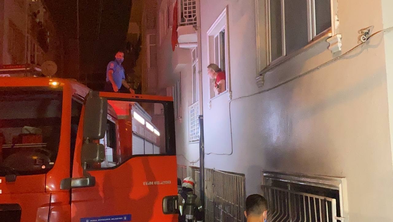 Bursa'da 6 Katlı Apartmanda Çıkan Yangında 3 Kişi Dumandan Etkilendi