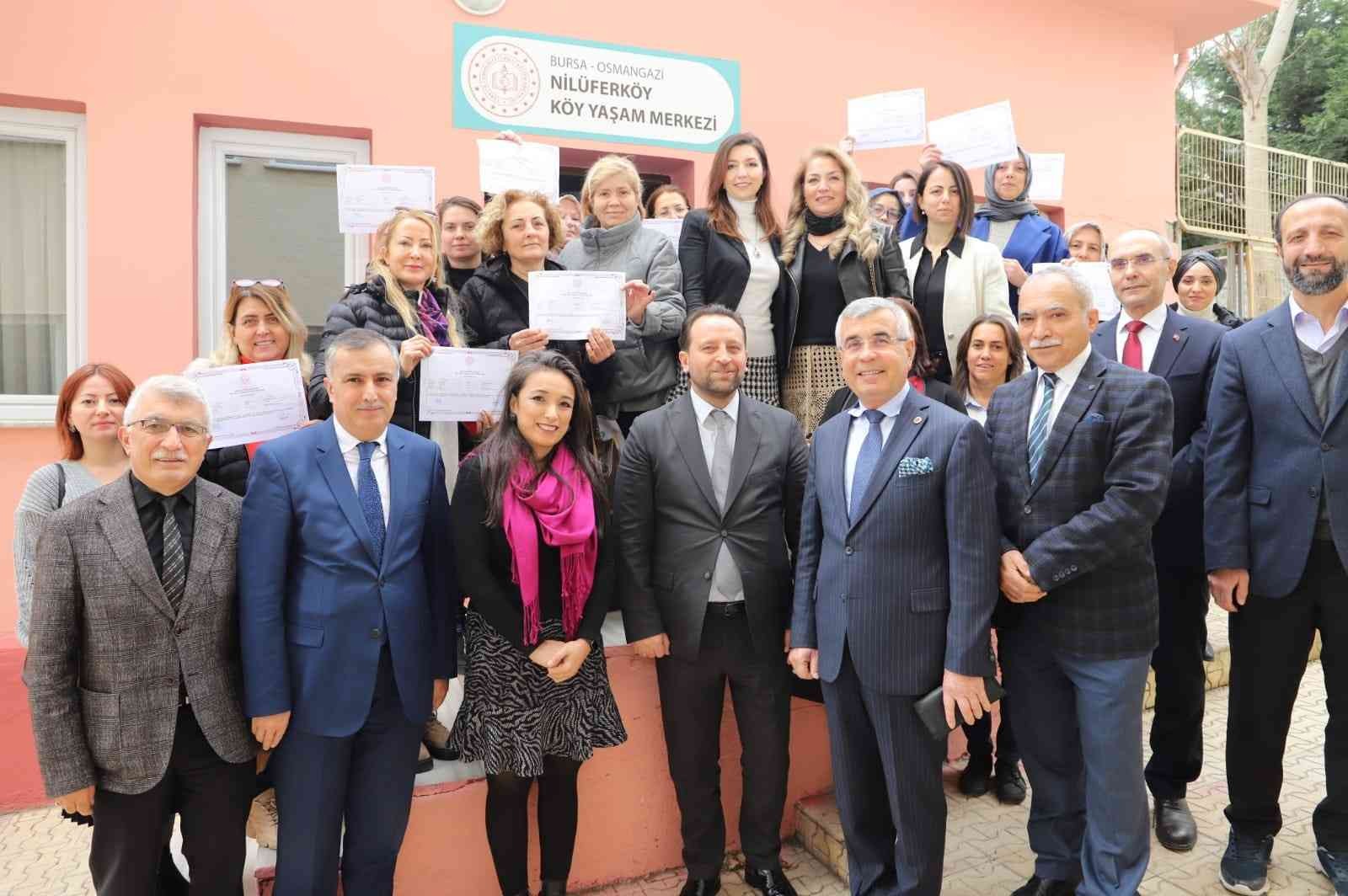 Bursada Aile Okuluna Katılan Veliler Sertifikalarını Aldı
