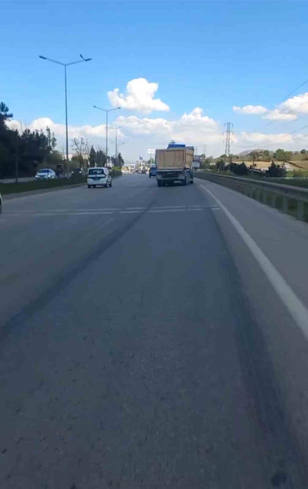 Bursada Aksı Yamuk Tırı Görenler Gözlerine İnanamadı