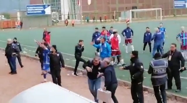 Bursada Amatör Maçta Bir Polis İle Bir Futbolcu Yaralandı