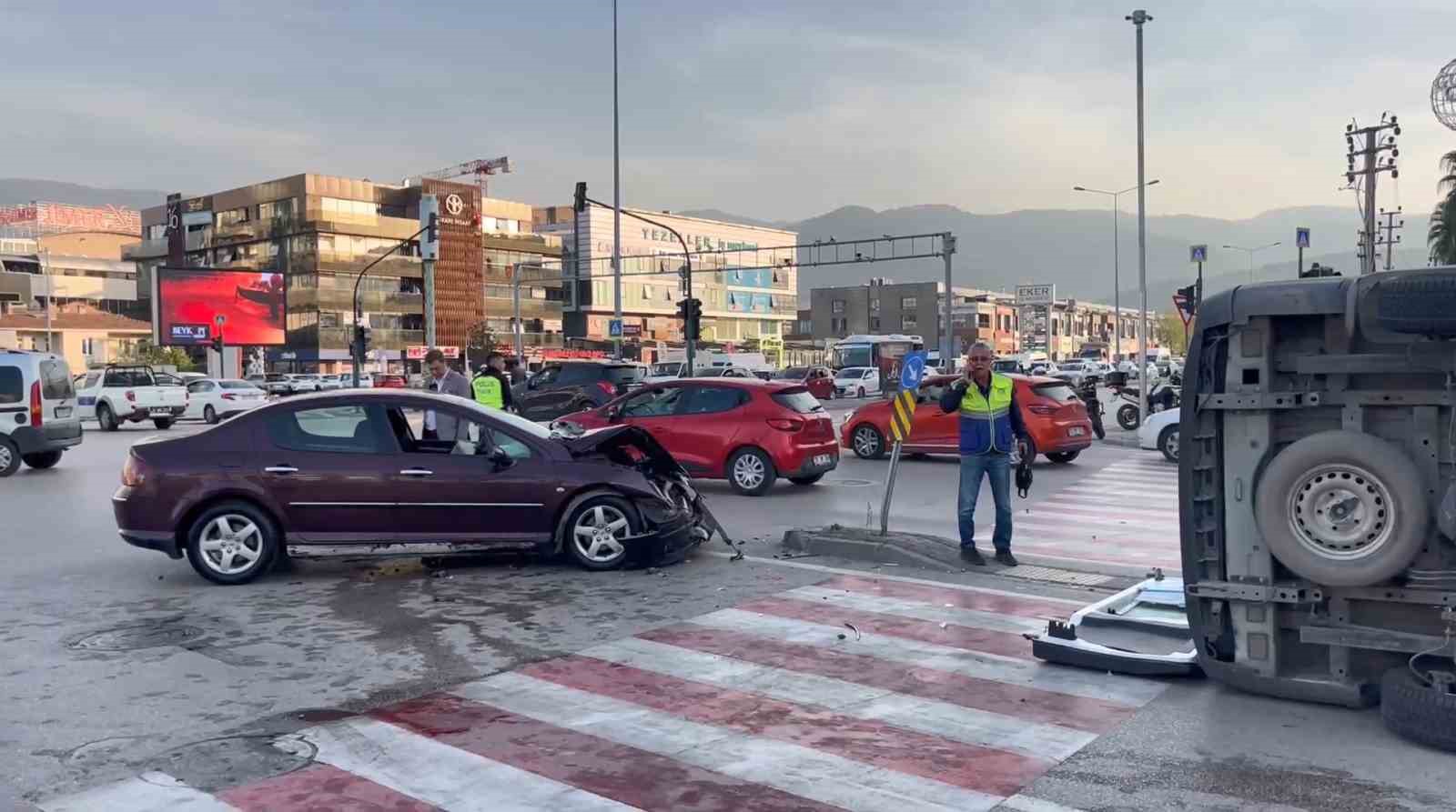 Bursada Ambulans Kaza Yaptı: 1İ Sağlık Personeli 3 Kişi Yaralandı