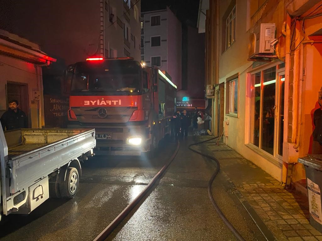 Bursada Apartmanın Çatısı Alev Alev Yandı