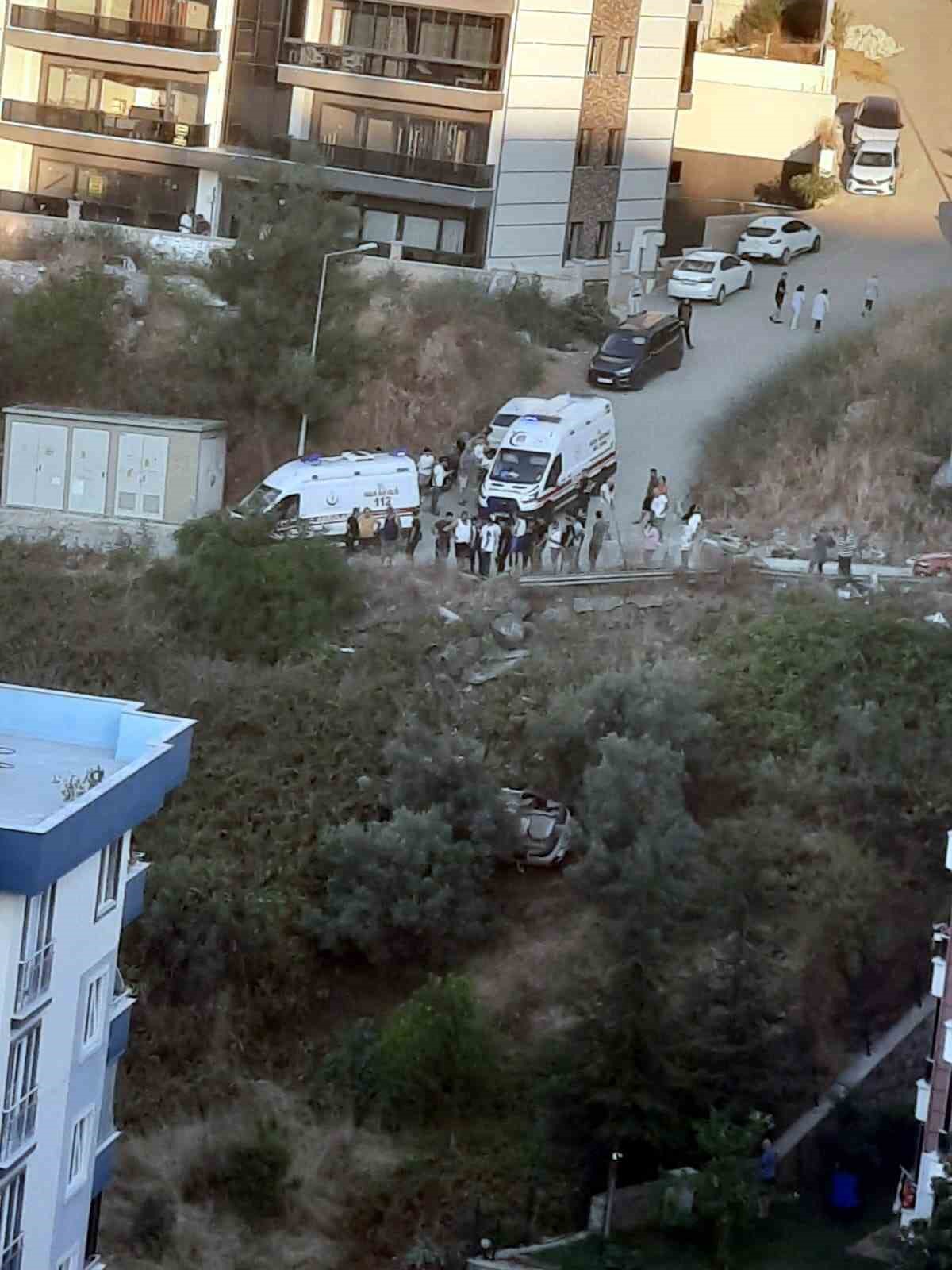 Bursada Araç 30 Metrelik Şarampole Uçtu: 4 Yaralı