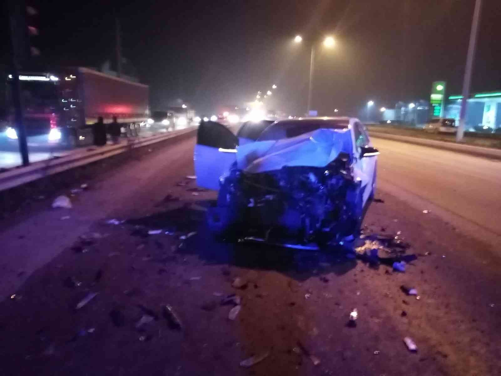 Bursada Araç Kırmızı Işıkta Bekleyen Otomobile Çarptı: 6 Yaralı