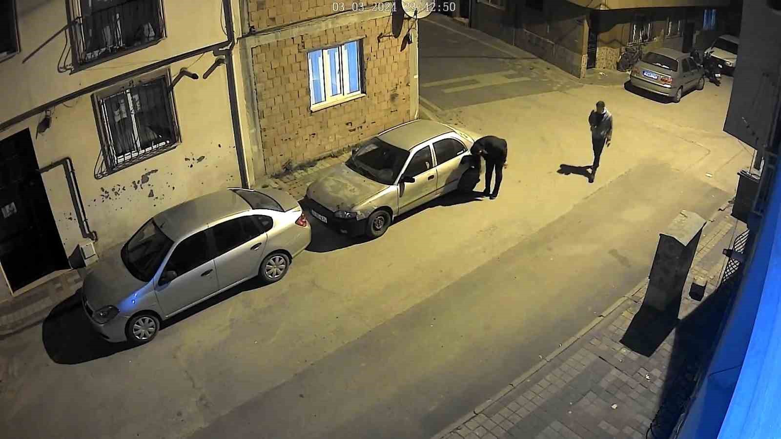 Bursada Araç Lastiğini Patlatan Şahıs Kamerada