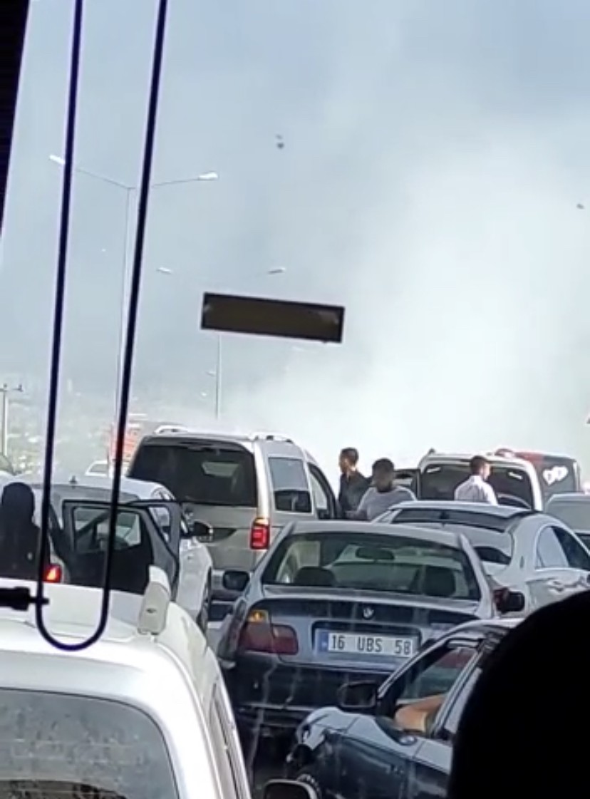 Bursada Araç Yandı, Mudanya Yolu Kilitlendi