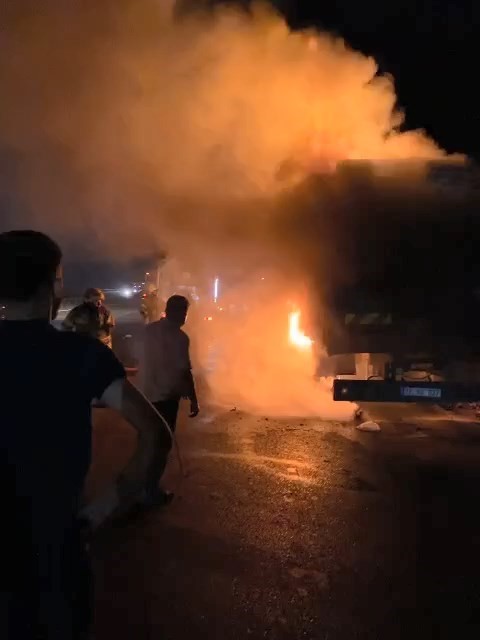 Bursa'da Arı Yüklü Kamyon Alev Alev Yandı