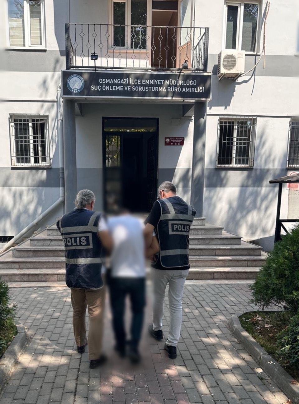 Bursada Azılı Dolandırıcı, Parkta Otururken Yakalandı