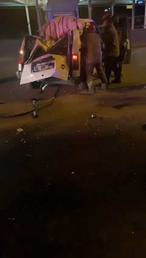 Bursada Bariyerlere Çarpan Hafif Ticari Araç Takla Attı: 1İ Ağır 2 Yaralı