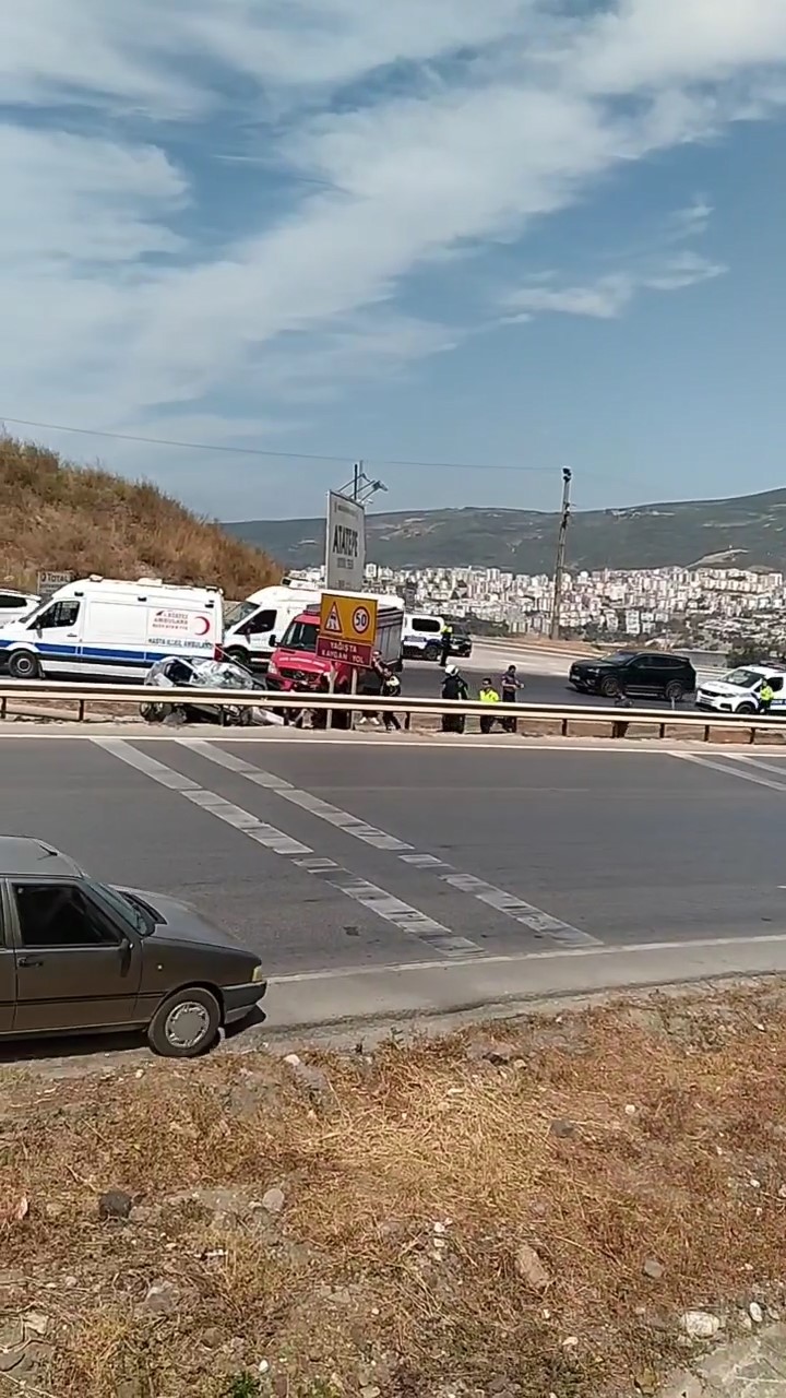 Bursada Bariyerlere Giren Araç Kullanılamaz Hale Geldi : 2 Yaralı