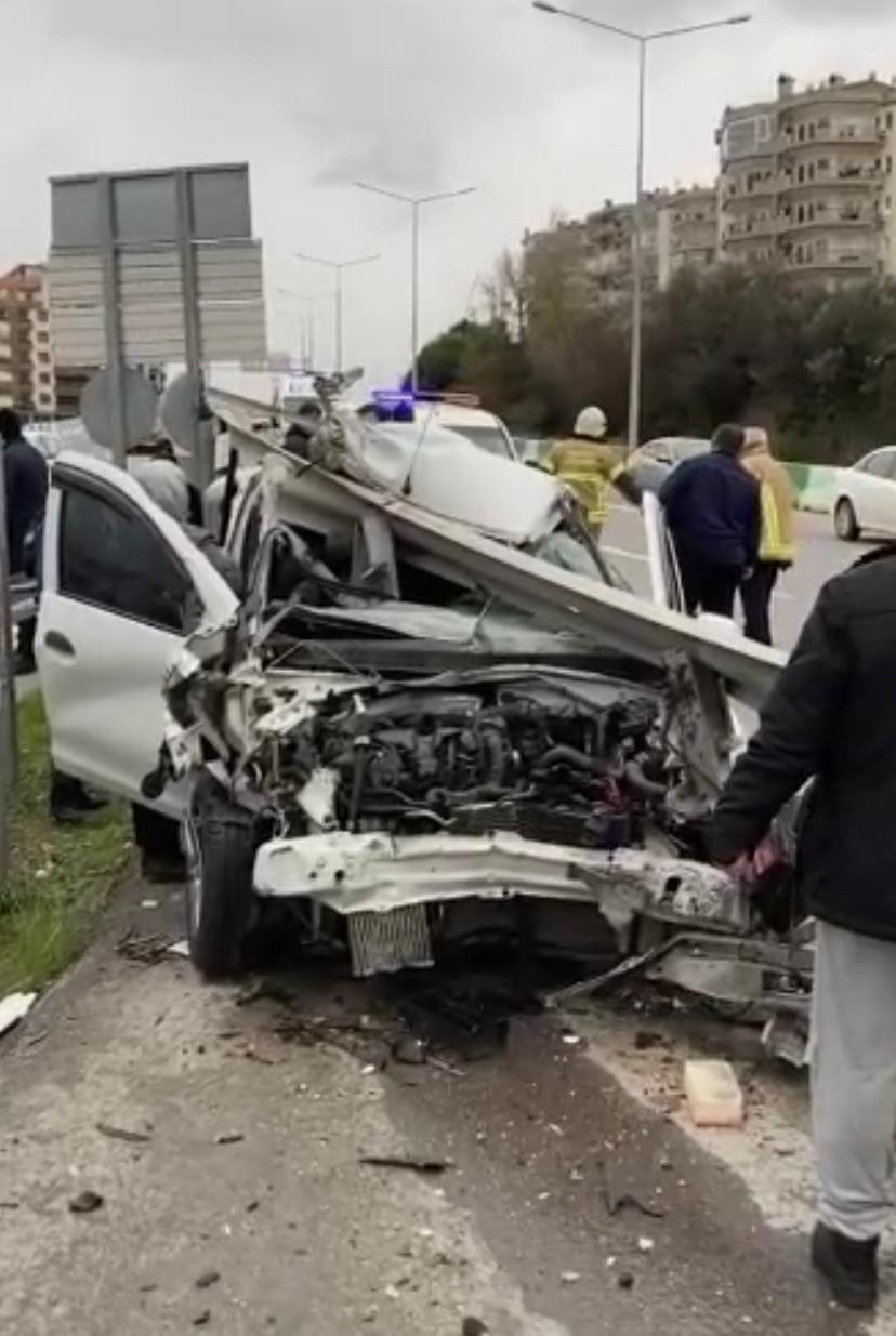 Bursada Bariyerlere Ok Gibi Saplanan Otomobilden Burnu Bile Kanamadan Çıktı