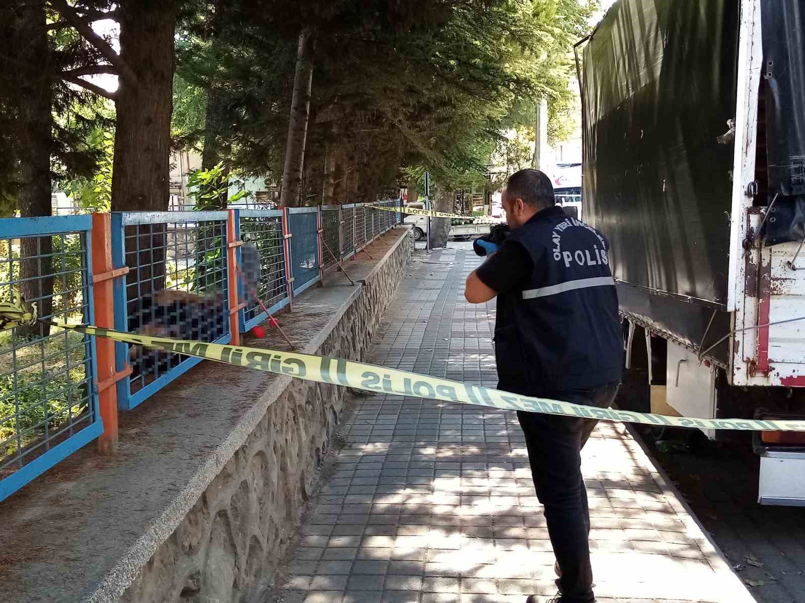 Bursada Bir Genç Okul Duvarının Üzerinde Ölü Bulundu