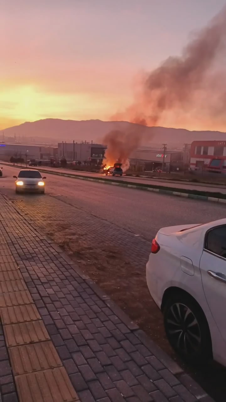 Bursada Bir Otomobil Alev Alev Yandı