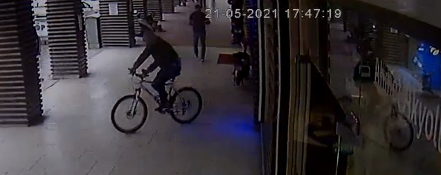 Bursa'da Bisiklet Hırsızı Güvenlik Kameralarına Yakalandı