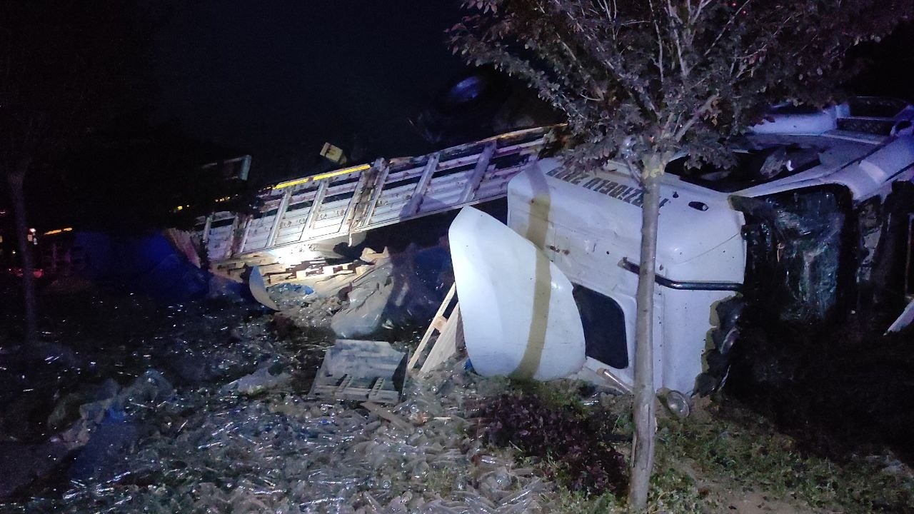 Bursada Cam Şişe Yüklü Tır Devrildi, Kara Yolu Cam Şişeyle Kaplandı