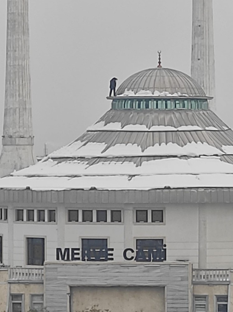 Bursa'da Cami Kubbesinde Tehlikeli Temizlik