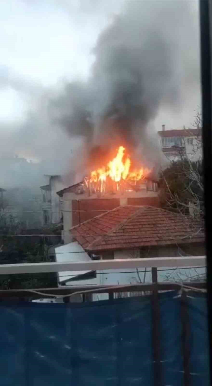 Bursada Çatı Alev Alev Yandı, O Anlar Kamerada