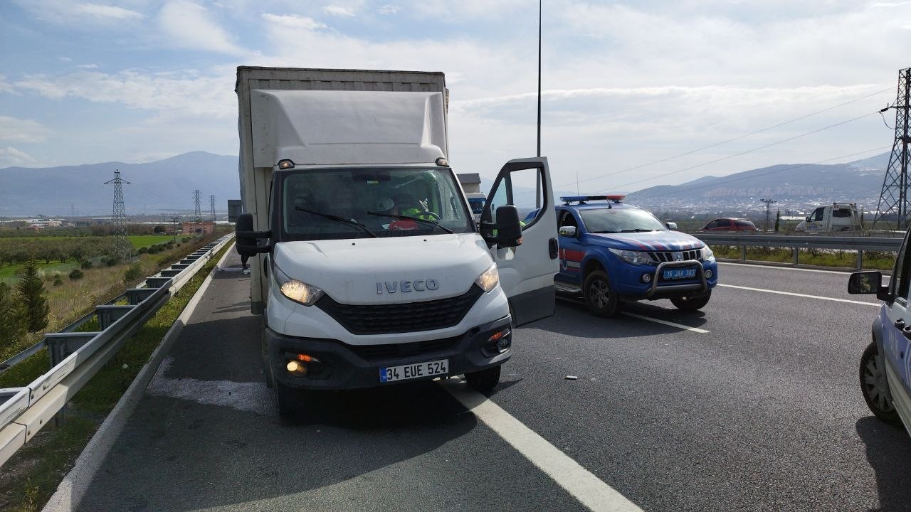 Bursada Çekici Emniyet Şeridinde Kamyonete Arkadan Çarptı: 2 Yaralı