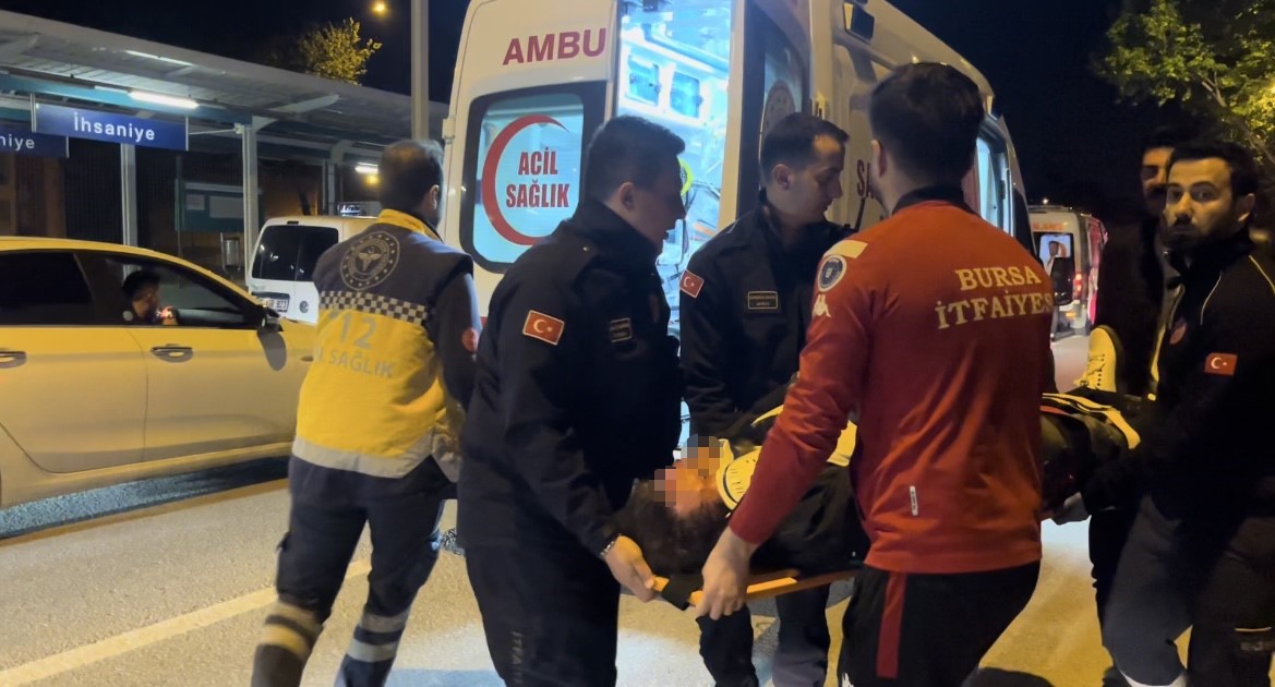 Bursada Çekicinin Paletlerine Çarpan Araç Takla Attı: 2 Yaralı
