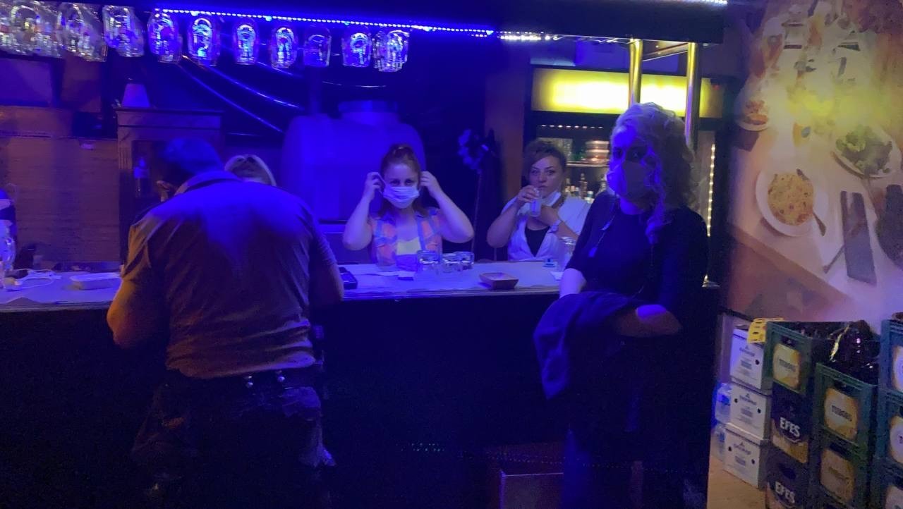 Bursa'da Eğlence Mekanına Baskın: 17 Kişiye 53 Bin 550 TL Ceza