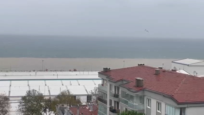 Bursada Etkili Olan Lodos Ve Fırtına Ortalığı Birbirine Kattı