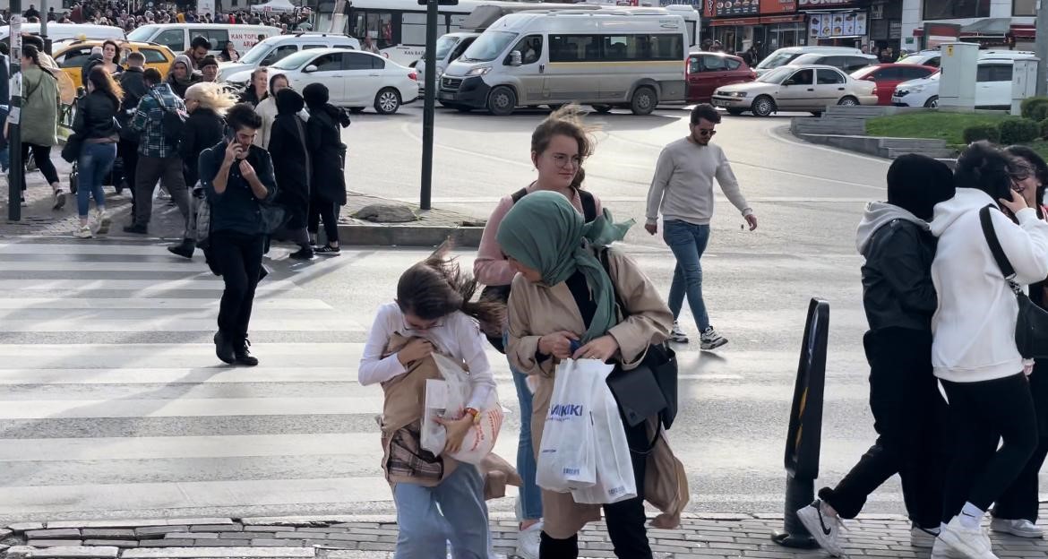 Bursada Etkili Rüzgar Vatandaşlara Zor Anlar Yaşattı