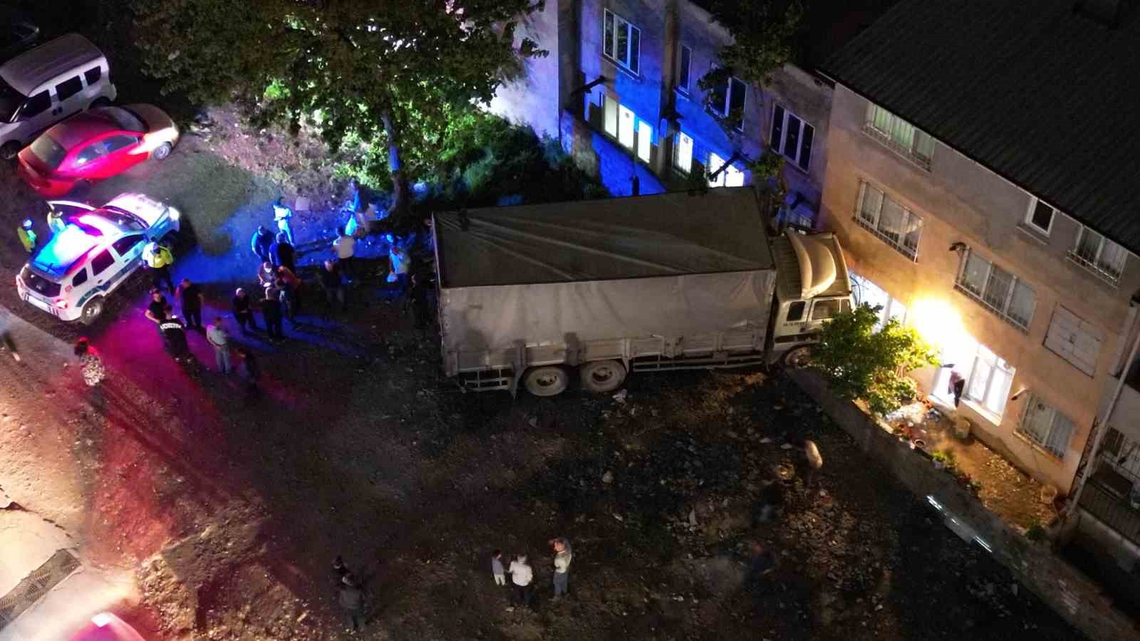 Bursada Facia Ucuz Atlatıldı.. Freni Boşalan Kamyon Eve Girdi