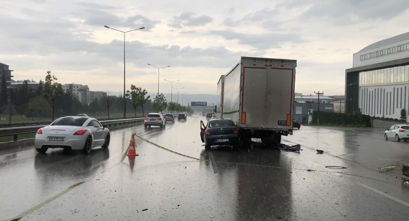 Bursada Feci Kaza, Otomobil Tıra Ok Gibi Saplandı: 2 Yaralı
