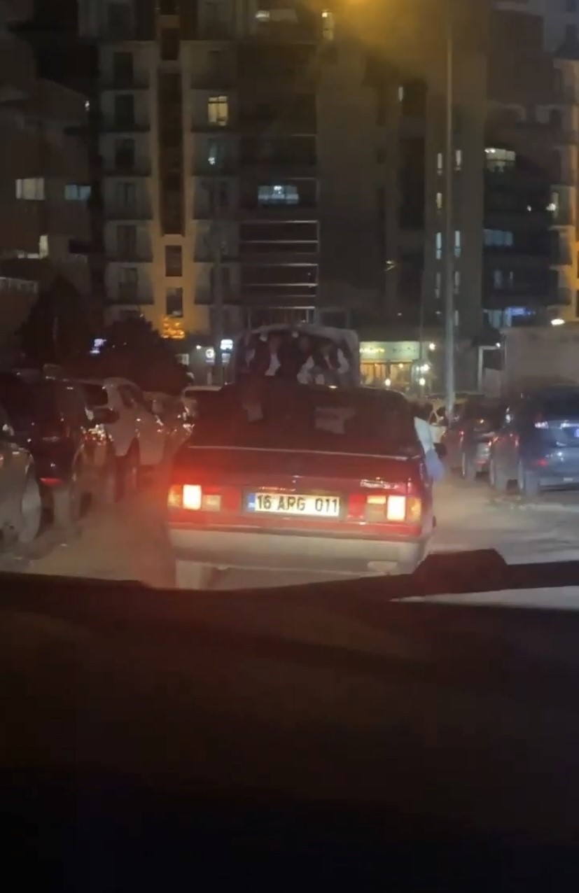 Bursada Gençlerin Kamyonetin Arkasındaki Tehlikeli Yolculuğu Kameralarda
