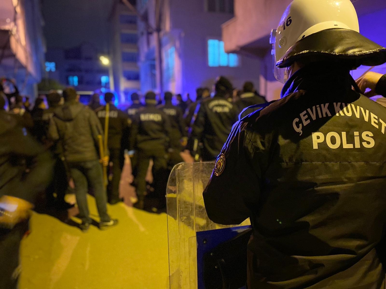 Bursada Gergin Gece: Çevik Kuvvet Müdahale Etti, Havaya Uyarı Ateşi Açıldı