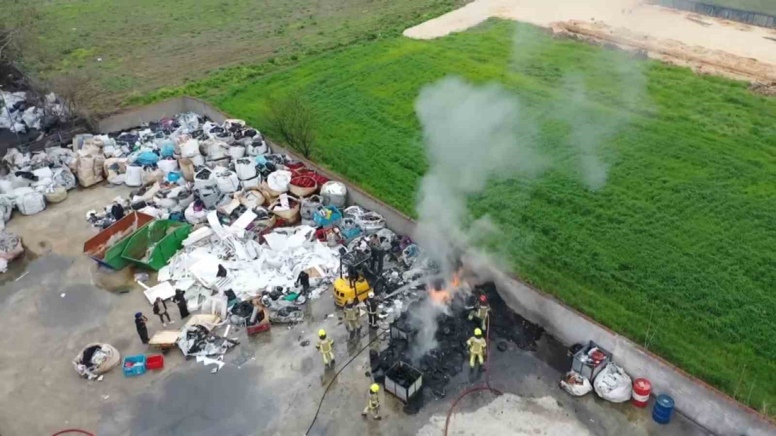 Bursada Geri Dönüşüm Tesisinde Çıkan Yangın Havadan Görüntülendi
