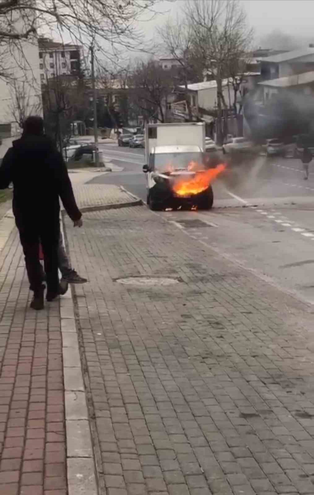 Bursada Hafif Ticari Araç Alev Aldı, Çimento Kamyonu Müdahale Etti