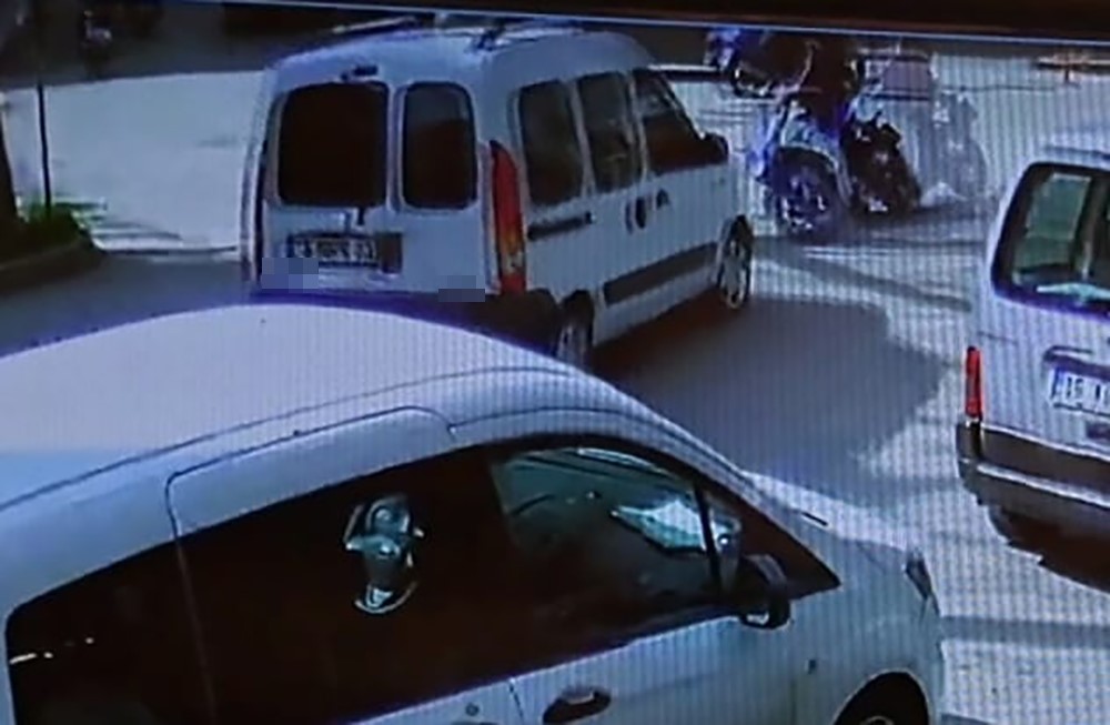Bursada Hafif Ticari Araç İle Motosiklet Çarpıştı: 1 Yaralı