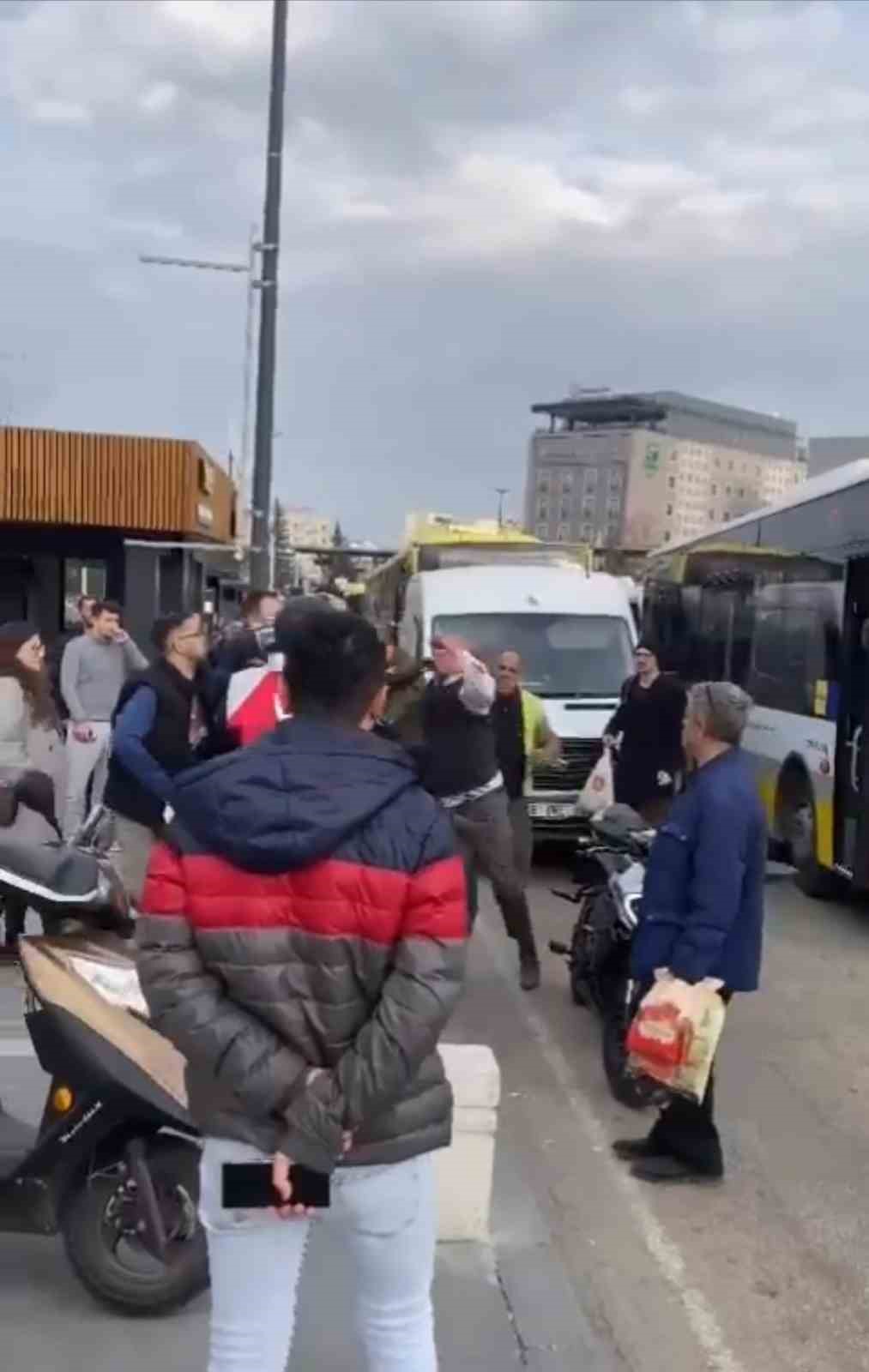 Bursada Halk Otobüsü İle Motosiklet Sürücüsünün Yumruklu Kavgası Kamerada