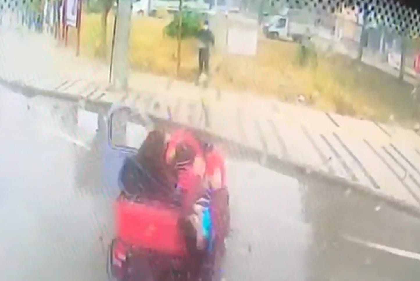 Bursada Halk Otobüsünün Elektrikli Araca Çarptığı Anlar Güvenlik Kamerasına Yansıdı