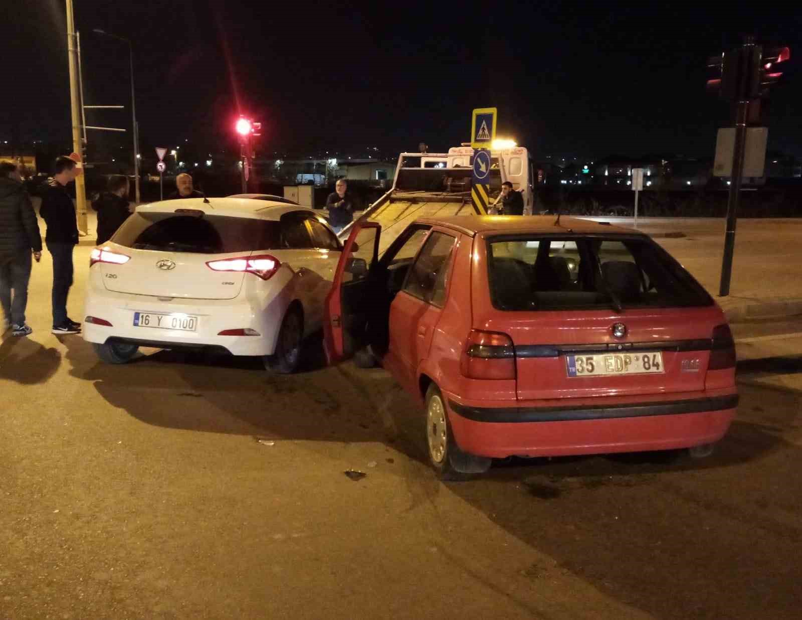 Bursada İki Araç Kafa Kafaya Çarpıştı: 5 Yaralı