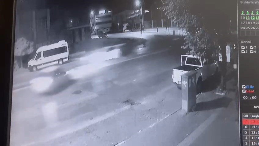 Bursada İki Aracın Kafa Kafaya Çarpıştığı Anlar Kamerada