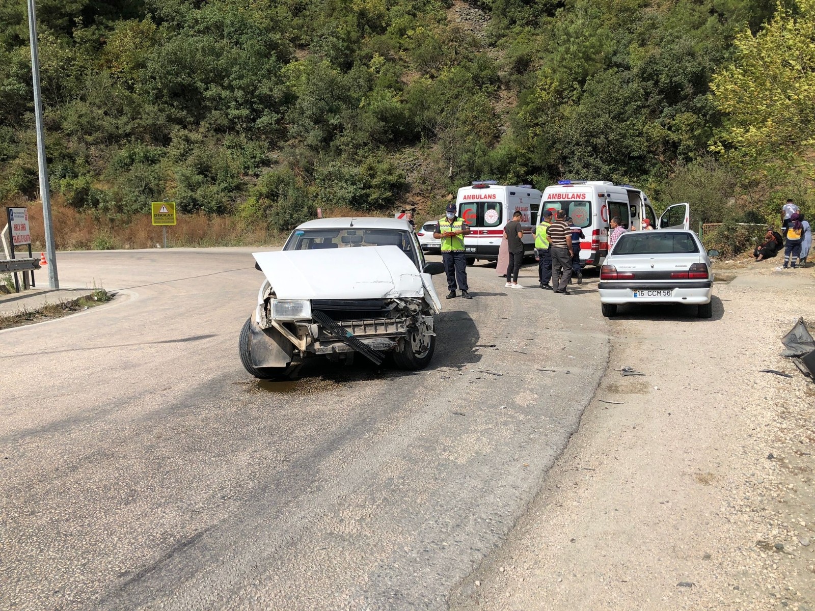 Bursa'da İki Otomobil Kafa Kafaya Çarpıştı