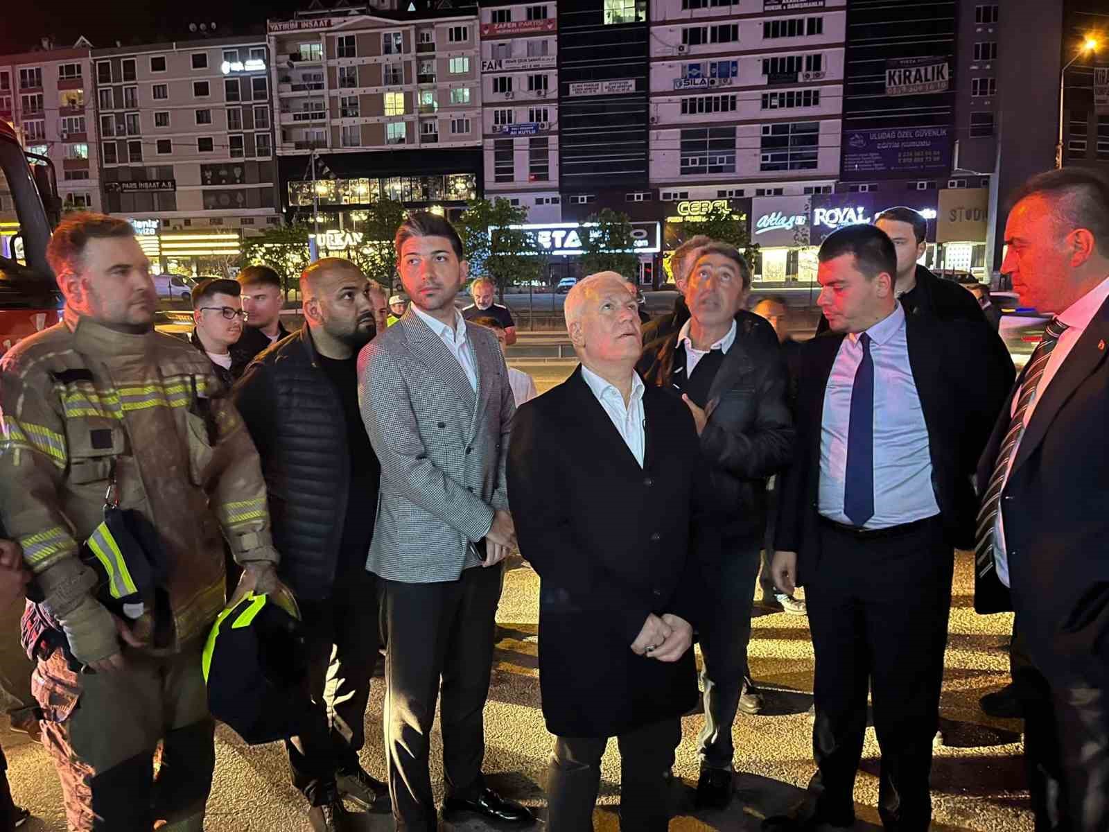 Bursada İş Merkezinin Çatısı Alev Alev Yandı