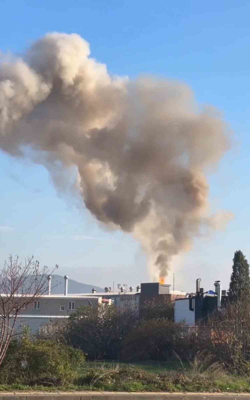 Bursada İş Yerinin Çatısı Alev Alev Yandı