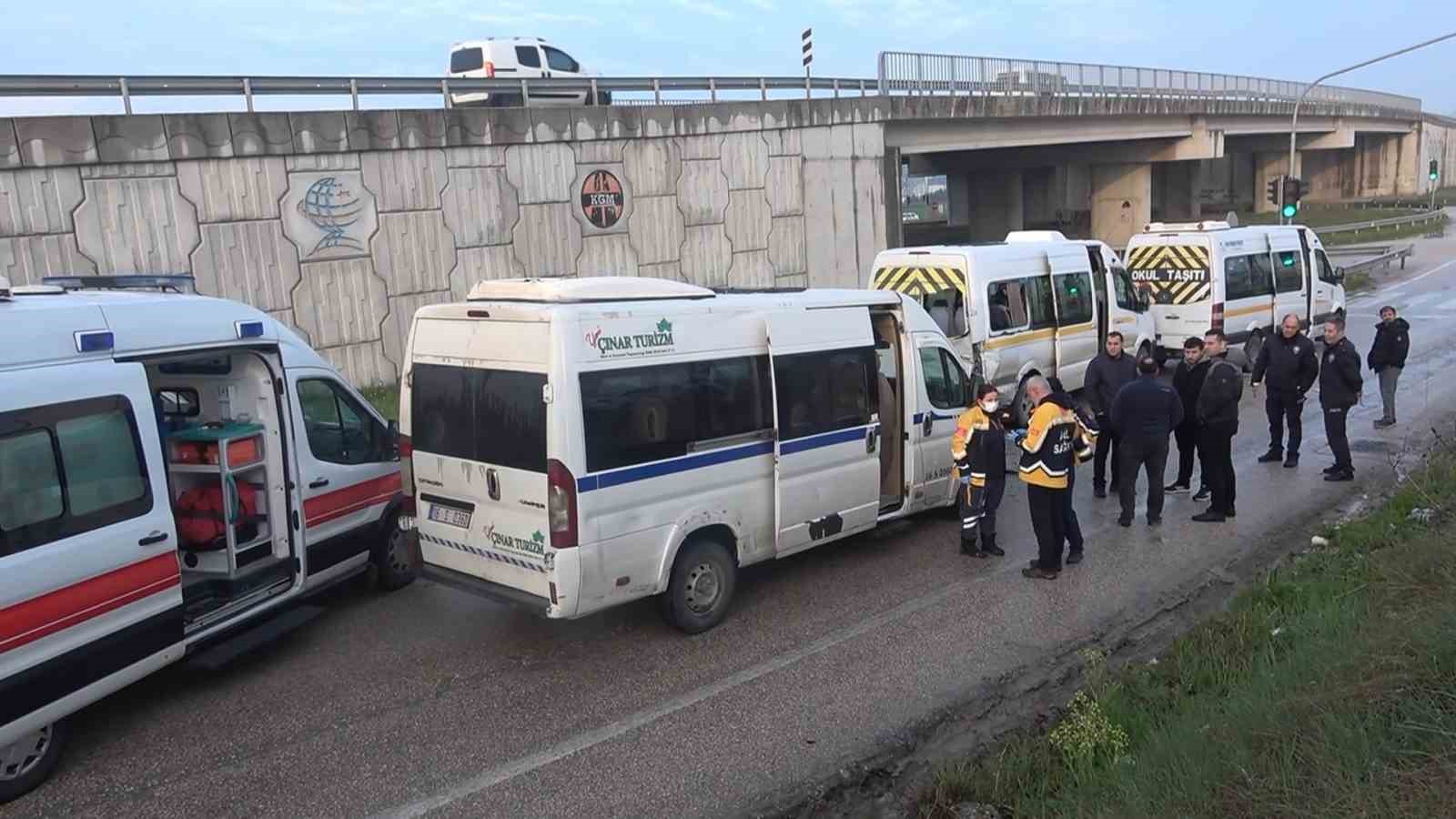 Bursada İşçileri Taşıyan 3 Servis Aracı Çarpıştı : 15 Kişi Yaralandı